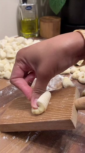 Let’s make homemade gnocchi ! [written instructions on my Instagram] Ingredients; 5 large potatoes 1 egg 3 cups of flour (adding half a cup at a time, adjust until you reach the desired consistency) salt & white pepper to taste #food #recipes #cooking #gnocchi #homemade #foodtok #dinnerideas #fyp #fypシ