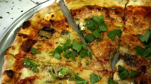 554K views · 3.9K shares | New Yorkers say this legendary pizzeria serves the best pizza in Brooklyn. | Insider Food | Facebook