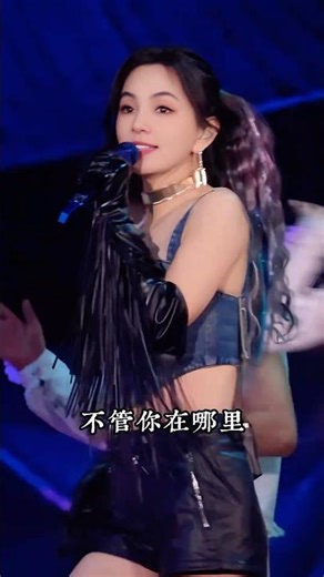 她的眼神没变，但二十年前的锋芒，如今变成了一种温柔的笃定。#陈嘉桦西安演唱会 ＃陈嘉桦演唱会 #陈嘉桦 ＃美丽新世界