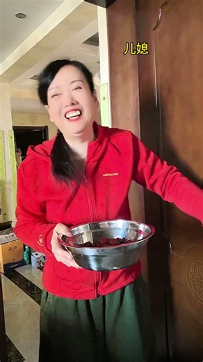During Spring Festival, I helped in kitchen, mother-in-law made face mask! #Funny