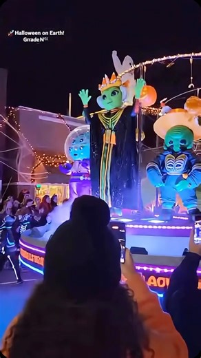 Viviana Vivienne NYC on Instagram: "Halloween Parade   Aliens have officially landed in New York! When the aliens join the party… only in NYC!  Space invasion meets city lights ✨ Proof that NYC really attracts everyone—even from other planets! ➡️敖 #newyork #halloween #parade #alien #aliens #ny #nyc #newyorkcity #happyhalloween #reel #reels"