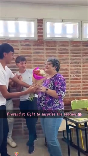 Pretend to fight to surprise the teacher #tiktok #teacher #foryou #fyp #funnyvideo