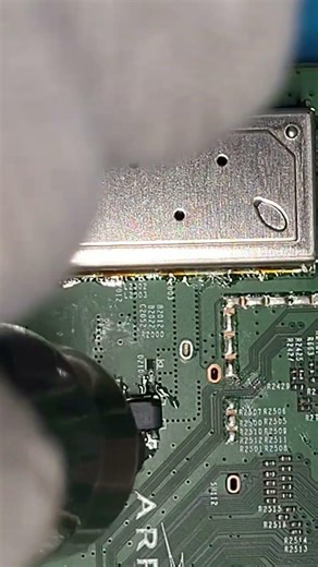 SOLDADURA DE COMPONENTE EN PLACA. #tech #repair #shorts #reels #tecnologia