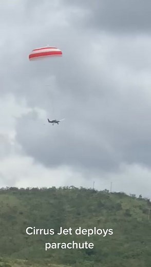 #aviationlovers #avgeek #twentyonepilots #pilotmemes #airport #flying #airplane #screammovie #pilot #flywithme #aviation #jet #tiktok #foryou #viral #cirrusjet