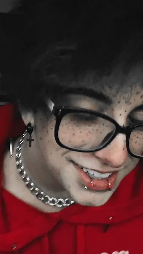 A wholesome way to show my outfit lol #boysincroptops #fyp #ColorCustomizer #alt #SwitchTheChobaniFlip