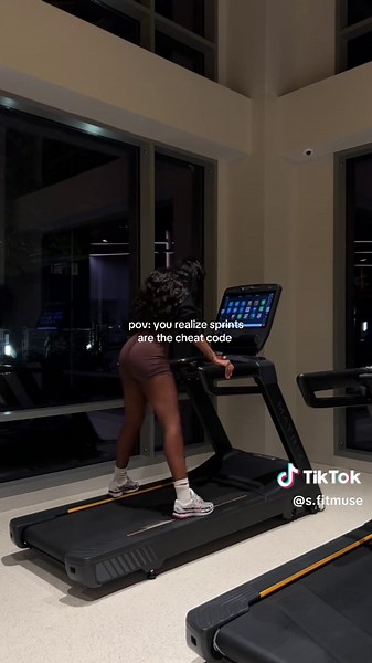 sprint intervals>>> 10 minutes of 30 on, 30 off 🏃🏽‍♀️💨 #hiitcardio #treadmillworkout #cardioworkout #sprints