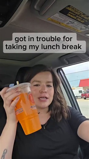 Let’s get your opinion on this: would you push back like she did?Here’s the situation. Her boss sent her home for taking her 30-min unpaid lunch that was literally in her contract/hiring notes. While no federal law requires lunch breaks, some states require employers to provide one (30 min unpaid, fully off-duty) for 6+ hr shifts. You can’t just force ‘eat at your desk while working’—that doesn’t count. Now, if her contract is indeed legally binding, the boss can’t magically delete it.What are y