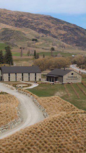 Perched high in the Crown Range, Cardrona Distillery crafts artisanal single malt spirits from scratch, the good ol' fashioned way 🖤 #NZMustDo #NZBucketList 📍 Wānaka | 100% Pure New Zealand