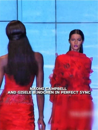 Naomi Campbell & Gisele Bündchen Sync Walk #naomicampbell #giselebundchen #valentino #runway