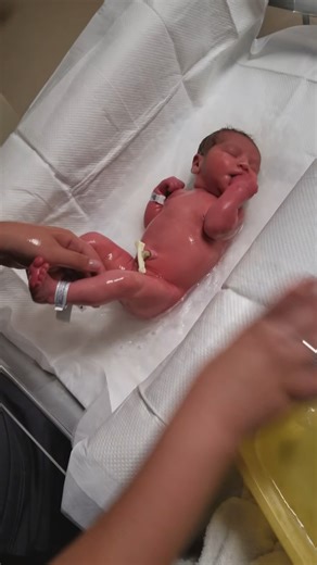 Newborn baby girl getting bath at hospital kaiser crying | Love Sovannara