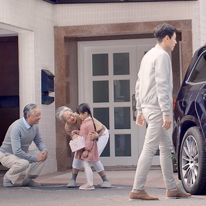 【科技新春 潔淨由外到內】 為愛車大掃除，除咗將車身洗得乾淨，車廂清潔亦不容忽視！Dyson Cyclone V10™ 無線吸塵機長效吸力清理車內，輕鬆處理坐位深處嘅頑強塵垢，喺新一年感受更優質嘅駕駛體驗。 立即購買： https://bit.ly/2D88LCN #DysonHK #DysonCycloneV10 | Dyson
