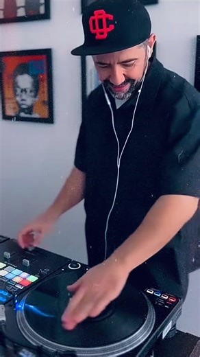 Scratching on Pioneer CRSS12 Hybrid Turntable 🛸🎚️ #djshock #pioneerdj #scratchdj #dj