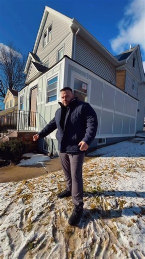 No todo en el Fix & Flip es Instagram y cheques grandes. Hoy te hablo claro: Hay proyectos que se complican más de lo esperado. Permisos municipales, cambios de planos, inspecciones eternas y costos que nadie te advierte cuando estás empezando. Me equivoqué. Perdí tiempo. Perdí dinero. Pero sigo ganando experiencia incluso después de haber flipeado decenas de propiedades en NY, NJ, CT y MD Si quieres aprender Fix & Flip de verdad, con números, estrategia y sin cuentos, te veo en mi próxima confe