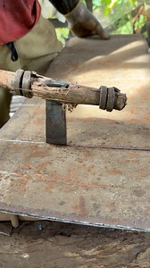 The beginning of the tool-making process — the blacksmith cuts the steel using traditional tools #blacksmith #handmade #art #traditionalcraft #ironwork #MetalArt #craftsmanship #metalworking #manual | Rizaldi