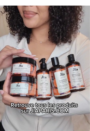 Routine détox hivernale Vos longueurs sont lourdes et ternes en hiver ? Elles sont sûrement étouffées par l'accumulation de produits. Essayez cette routine spéciale detox hivernale ! 1. Shampoing Clarifiant pour éliminer les impuretés et les résidus accumulés tout en douceur grâce à l'argile verte. 2. Shampoing Hydratant For My Curls : nettoie en douceur, hydrate sans alourdir. Composé à 99,4% d'ingrédients d'origine naturelle, il laisse vos boucles souples, légères et éclatantes. 3. Soin Après-