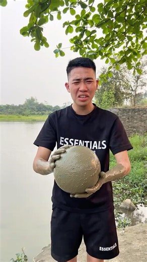 泥だらけのボール…どうやってキレイにする？😱 #survival #survivaltips