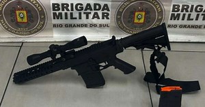 BM aborda veículo e descobre fuzil 7.62 no banco de trás que seria usado em ataque a facção de Porto Alegre