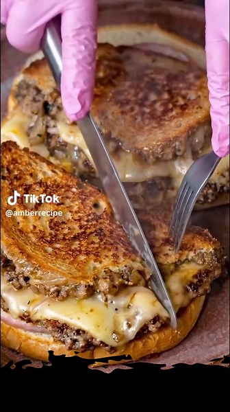 Classic Patty Melt Recipe Ingredients 1 lb 450 g ground beef (80/20 for best flavor) 4 slices rye bread 4 slices Swiss cheese 1 medium onion thinly sliced 2 tablespoons butter plus more for bread ½ teaspoon salt ½ teaspoon black pepper ½ teaspoon garlic powder 1 teaspoon Worcestershire sauce 1 tablespoon oil Instructions Caramelize the onions Heat oil and 1 tablespoon butter in a skillet over medium heat. Add sliced onions and cook slowly, stirring often, until soft, golden, and sweet (about 8–1