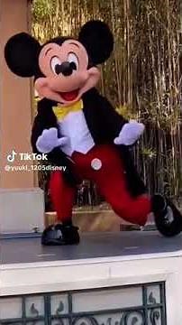 Mickey Mouse falls down at Tokyo Disneyland (HD)