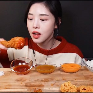 Hello everyone ! This is Boki🤗 I was so craving for chicken and beer that I brought chicken leg fried chicken, spicy seasoned chicken, chili mayo chicken, and fried chicken gizzard! The fried chicken leg is salty and spicy, so it has a crispy texture😋 The spicy seasoned chicken wasn't just a normal seasoned chicken, the spicy and sweet taste kept my hands on it👍🏻 The fried chicken gizzard was really crispy and even chewy ! But the more I ate it in the strong fried clothes, the more I felt th