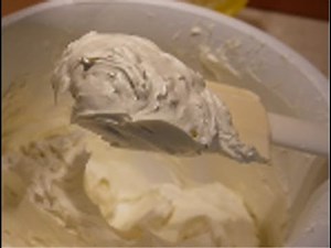 Anleitung für Buttercreme mit weißer Schokolade Fondant tauglich - Torten backen + dekorieren