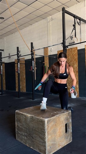 time cap 12’ 5 rondas: - 12 alt db snatch 12 bjo 12 pull up #wod #workout