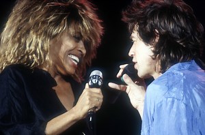Legendäre Performance: Tina Turner und Mick Jagger mit „State of Shock“ bei Live Aid