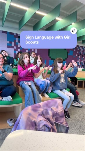 Aprendiendo ASL en el Girl Scout DreamLab