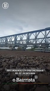 🌉 A previsão é de liberação do tráfego no local nesta quinta-feira. A ponte, construída pelo Exército, ficará em funcionamento até que a Concessionária Rota de Santa Catarina construa uma nova ponte permanente. O tráfego será liberado em Pare e Siga, com capacidade para receber veículos pesados, incluindo caminhões bitrem. 📹 Gerri Machado/ABUR | O Bairrista