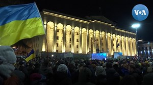 Hàng ngàn người tụ tập nghe Tổng thống Ukraine Volodymyr Zelenskyy phát biểu về cuộc chiến của đất nước ông chống quân Nga xâm lược được truyền trực tiếp cùng lúc tới một số thành phố ở Đông Âu vào ngày thứ Sáu. | VOA Tiếng Việt