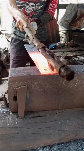 Spring splitting technique for blade 😱⚒️ #Blacksmith #how #to #splitting #iron #method | Umar
