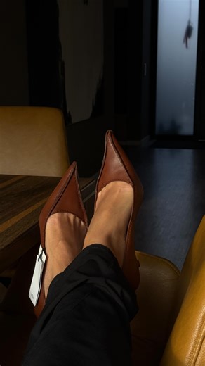 𝐉𝐔𝐋𝐈𝐀 𝐆𝐑Ü𝐍𝐖𝐀𝐋𝐃 | Schuhe sammeln ist kein Hobby, es ist eine Einstellung. Heels liebe ich schon immer, früher 10–12 cm, heute etwas bequemer, aber bitte... | Instagram