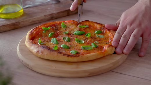 [DOMAČA KUHNA] Testo za pico 🍕 Se ti kdaj zgodi, da pica ne uspe? Zanesljiv recept za pica testo je vreden zlata ❤️Tole je različica, ki jo delam že več let in me vedno znova nasmeji, ko pride iz pečice 😀Najboljša pica pa uspe, če testo vsaj 24 ur počasi vzhajaš v hladilniku. Mmmm, kako jo pa vi pripravljate? Recept za pica testo najdeš 👉bit.ly/2FuQ9OV Omogoča Gorenje #ad | SKETA.si