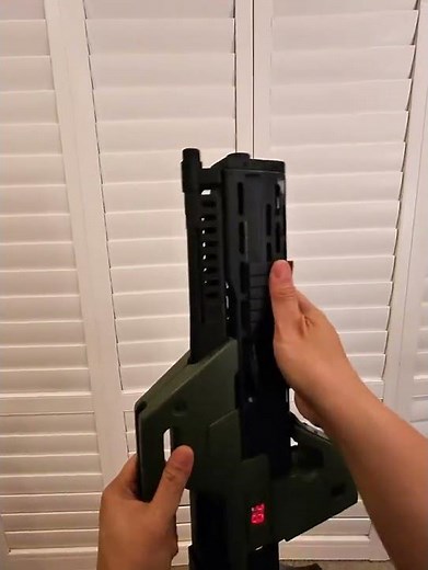 ALIENS M41A Pulse Rifle with lights and sound effects.