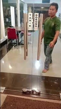 hasil pemasangan pintu full kaca tempered 12 mm
