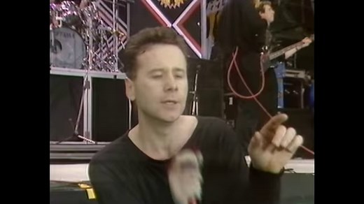 A canção "Mandela Day", do Simple Minds, foi composta especialmente para um show em homenagem aos 70 anos de Nelson Mandela no Estádio de Wembley, em 11 de junho de 1988. A música foi lançada no ano seguinte como single no EP "Ballad of the Streets" e, na sequência, integrou o álbum "Street Fighting Years". #89FM #Rock | A Rádio Rock