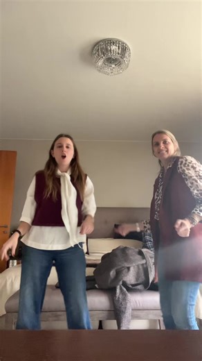 JAJAJAJJAJAJA saltó hasta el techo mi ma “que te pasa locaa” #asustada #mom