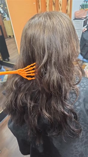 💀 Busting through box dye one foil at a time… Box color might seem like a quick fix, but underneath it all can hide layers of banding, uneven tones, and stubborn pigment that love to haunt your hair 👻 This beauty came in with dark box dye and left with a soft, dimensional blend full of warmth and movement ✨ It took patience, strategy, and a whole lot of foils!! but that’s the magic of a true color correction. It was a great first session 🙌👏 If you’ve been living in the box dye era and you’re