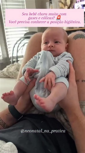 Camila Gambassi Dias on Instagram: "**SEU BEBÊ CHORA MUITO COM CÓLICAS E GASES? 🚨 Você precisa conhecer a Posição Higiênica!** Conhecida como **Higiene Natural**, essa técnica milenar não é apenas sobre evitar fraldas, mas sim sobre **alívio imediato** e **saúde intestinal** para o seu recém-nascido (RN). É uma ferramenta poderosa que utiliza a anatomia do bebê a nosso favor. **As Regras de Ouro da Posição Higiênica:** 1. **O que é:** É a posição de **cócoras** (joelhos dobrados em direção ao a