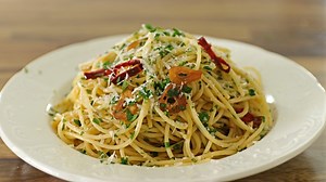 188K views · 5.4K reactions | Spaghetti aglio e olio - Another italian classic  | The Cooking Foodie | Facebook