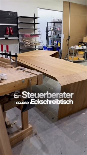 Manche Tage in der Schreinerei sind einfach besonders. Ein ArcPURE Eckschreibtisch in Golden Timber mit durchgehender Maserung, cleanem Kabelmanagement und Platz für Monitorarme, ohne dass man es sieht. Dahinter ein Midnight-Noir-Eckschreibtisch in 2,60 × 2,10 m – der größte, den wir bisher gebaut haben. Schwer, technisch, kompromisslos. Und dazwischen weitere Projekte, die zeigen, was möglich ist, wenn Funktion und Design zusammen gedacht werden. Genau dafür liebe ich diese Werkstatt. Für Ideen