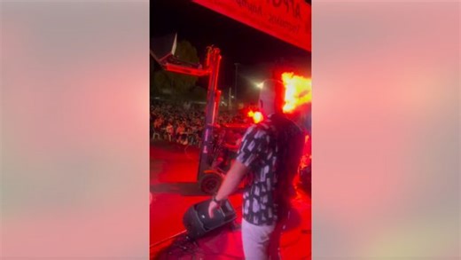 Γιώργος Βελισσάρης: Η στιγμή που του πετάνε 100 κιλά γαρύφαλλα με κλαρκ σε πανηγύρι στη Λακωνία | in.gr