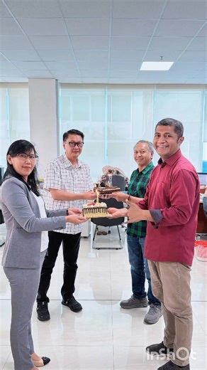 happy birthday bos'.. sehat sehat panjang umur Dan bahagia aamiin..