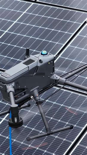 Von der DJI M350 zur DJI M400 – unser Reinigungssystem hat ein echtes Upgrade bekommen! 😍🚀 #copterpro Die M350 kam noch mit gerader Lanze, festem Winkel und DN5-Schlauch – Wasser- und Druckmenge waren begrenzt, der Düsenwechsel umständlich, und bei 30 Metern Höhe war Schluss. Jetzt setzen wir auf das Karbonreinigungssystem der DJI M400: ✅ Verstellbarer Winkel vorne für maximale Flexibilität ✅ Schnellwechselsystem für jede Düse – Flachstrahl oder Spezialdüse? Kein Problem! ✅ Optimierte Halterun