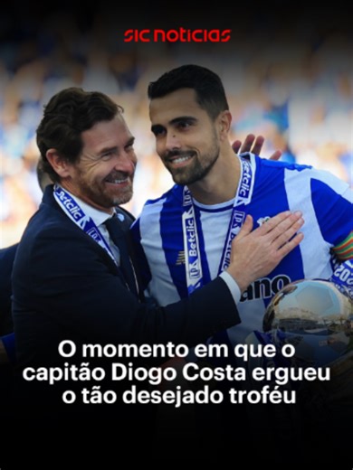 Terminado o encontro no Estádio do Dragão, a equipa do FC Porto ergueu o troféu de Campeão Nacional, por intermédio do capitão Diogo Costa. Os 'dragões' seguem os festejos da conquista do 31.º título para os Aliados, onde a festa deverá prolongar-se madrugada dentro, com várias atuações musicais de Pedro Abrunhosa e Gavin James, entre outros artistas. Acompanhe, ao minuto, os festejos do título dos azuis e brancos aqui em sicnoticias.pt #fcporto #campeonatonacional #ligaportuguesa #futebol #desp
