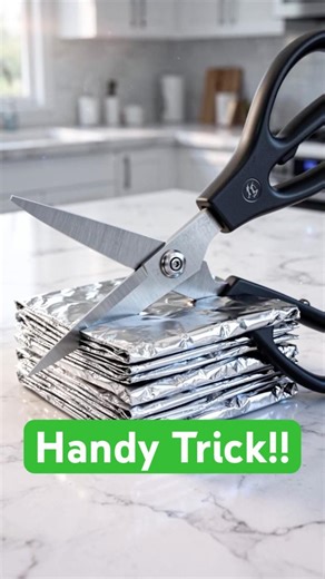 Sharpen Scissors with Aluminum Foil #handytips #howto #lifehack