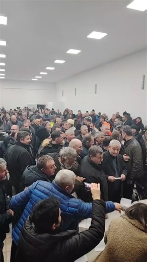 E scandal, la în orașul sucevean Salcea, pe taxa de salubrizare. Spiritele sunt încinse.Primarul Ezekiel Belțic s-a întâlnit cu localnicii să discute dar a fost la un pas de a fi luat la bătaie. Oamenii îi cer demisia și spun că taxele și impozitele sunt prea mari și nu le vor plăti. Taxa de salubrizare este aici de 300 de lei de persoană pe an. | Informatia ta