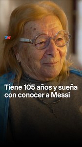 “DONDE ESTÁ MESSI, ESTOY YO” El amor por el 10 no tiene edad. Yolanda nació en 1920, diez años antes del primer Mundial de la historia. Nunca le interesó el fútbol, pero la aparición de Messi le cambió la vida por completo: ahora no se pierde ni un partido y sueña con conocerlo.