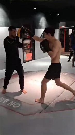 superbe entraînement avec Ghassen Jbalia à On Air Voltaire Paris Exercice boxe Anglaise patte d'ours