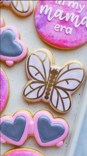 How to use an edible food marker for gold luster #cookiedecorating #royalicing #cookietutorial